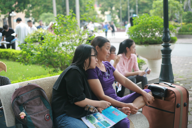 Cô Phạm Thị Quế cùng con gái trước giờ thi môn Năng khiếu Báo chí.