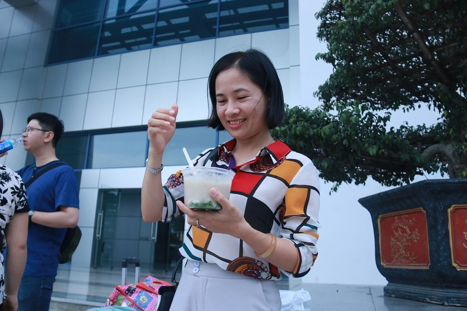 Có mặt từ khá sớm, cô Nguyễn Thị Vi (khoa Kinh tế học) mang theo một hộp cháo và tranh thủ bữa sáng ngay tại sân trường. Nhà cách trường gần 7 cây số, chị Vi chia sẻ mình không quá hồi hộp bởi đây cũng không phải là lần đầu tiên được điều động đi coi thi.