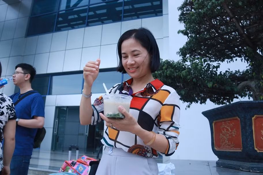 Có mặt từ khá sớm, cô Nguyễn Thị Vi (khoa Kinh tế học) mang theo một hộp cháo và tranh thủ bữa sáng ngay tại sân trường. Nhà cách trường gần 7 cây số, chị Vi chia sẻ mình không quá hồi hộp bởi đây cũng không phải là lần đầu tiên được điều động đi coi thi.