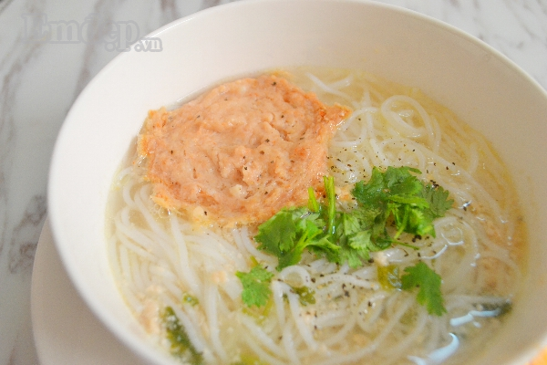 Thành phẩm: Để ăn đúng hương vị bún quậy Phú Quốc bạn hãy cho ít muối ớt và tiêu vào đó là đặc sản của vùng biển Phú Quốc cùng với ít ngò băm, và đương nhiên chỉ việc quậy đều cả lên và thưởng thức ngay lúc nóng nhé!