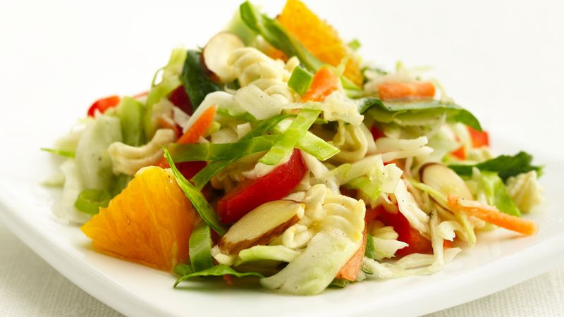 Những đĩa salad rau lạnh sẽ là bữa ăn nhẹ lành mạnh tốt cho quá trình giảm cân vì các chất chống oxy hoá trong trái cây và rau cải có thể làm tăng tốc độ trao đổi chất. Vì vậy, mỗi khi đói vào mùa hè, hãy ăn một bát salad. Ảnh: Internet.