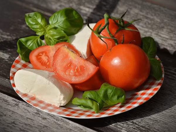 Ăn cà chua giúp tăng lượng vitamin A. Một trái cà chua có thể cung cấp cho bạn 20% vitamin A.