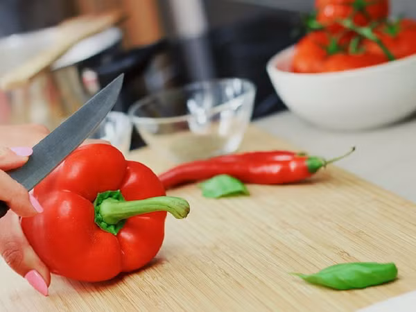 Ớt chuông đỏ cũng giàu vitamin A. Ngoài ra, nó chứa đầy carotenoid và có tính chất chống oxy hoá.