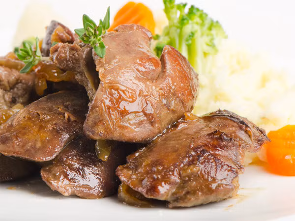 Gan động vật như gan gà hay gan cừu chứa đầy vitamin A và bạn có thể bổ sung thường xuyên để cải thiện thị lực và giúp da đẹp.