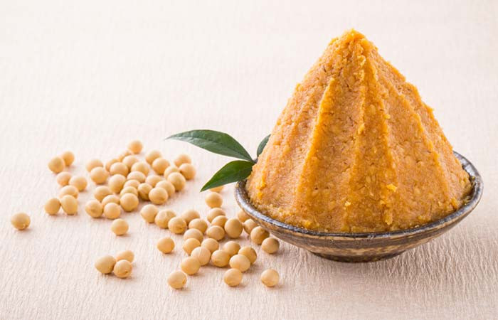 Miso là một loại gia vị, thực phẩm quen thuộc của người Nhật Bản, lên men từ đậu tương, lúa mạch, lúa mì và gạo. Ngoài chứa probitic, miso còn giàu protein và chất xơ.