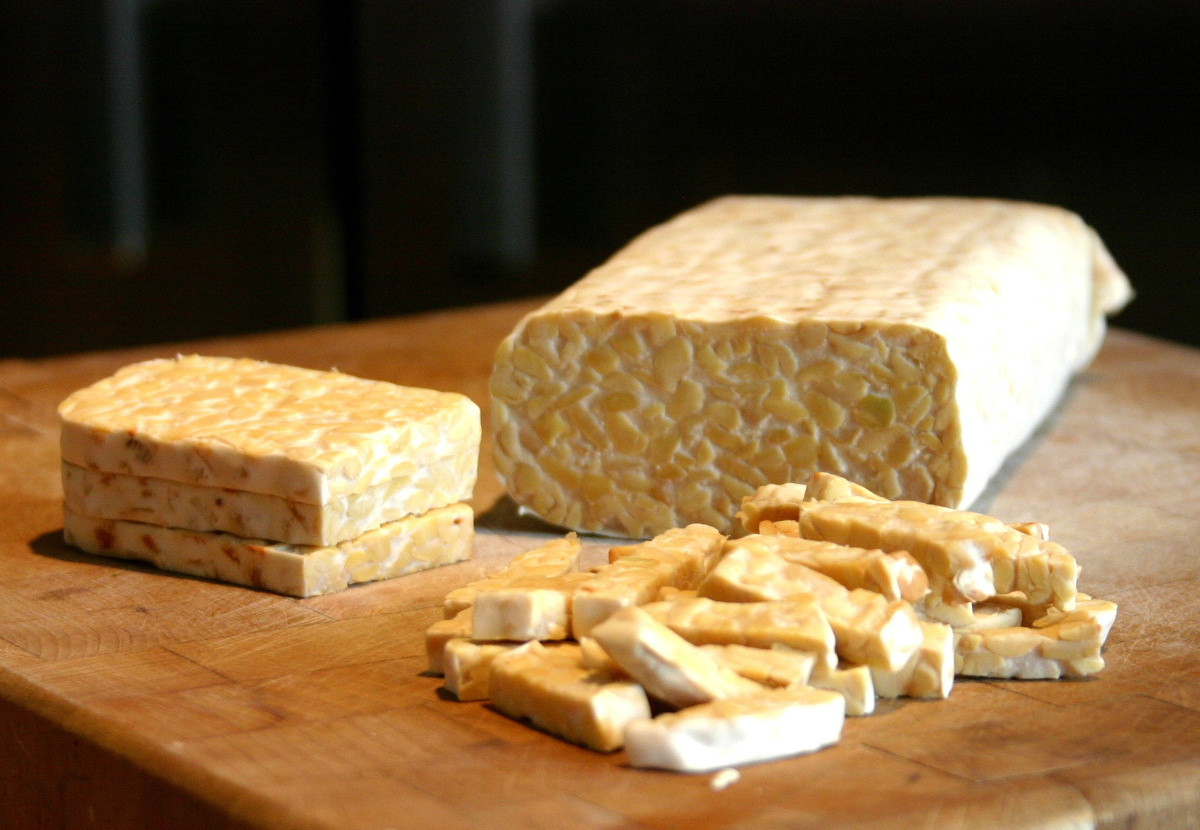 Tempeh là sản phẩm lên men đậu nành, dạng đặc màu trắng, nguyên hạt, có nguồn gốc từ Indonesia. Nó là một loại ngũ cốc vô cùng giàu probiotic và giàu vitamin B12 giúp hệ tiêu hóa khỏe mạnh và tăng cường sức khỏe nói chung.