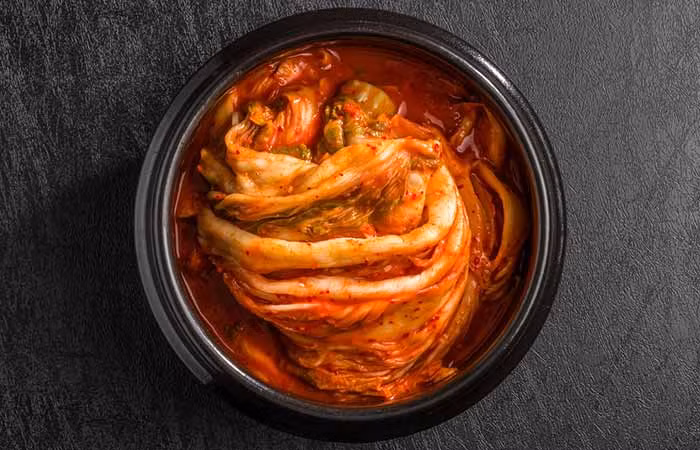 Kim chi được làm từ rau quả lên men, thường là cải thảo. Ngoài cung cấp lợi khuẩn, kim chi còn cung cấp chất xơ, vitamin A và C, canxi và các chất chống oxy hóa.