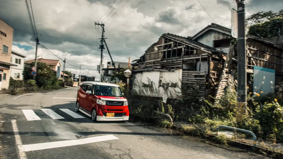 Dù được chính phủ đầu tư bệnh viện, trường học và trợ cấp hàng tháng cho người dân, nhưng không nhiều người chấp nhận quay trở lại đây. Đi dọc theo những con phố chính ở Namie còn rất nhiều những căn nhà đổ nát và những cửa hàng bỏ hoang. Jack Rix và nhiếp ảnh gia Rowan Horncastle thường xuyên cười đùa trong các chuyến đi cùng nhau, nhưng lần này cả 2 đều im lặng nhìn cảnh tượng điêu tàn xung quanh.