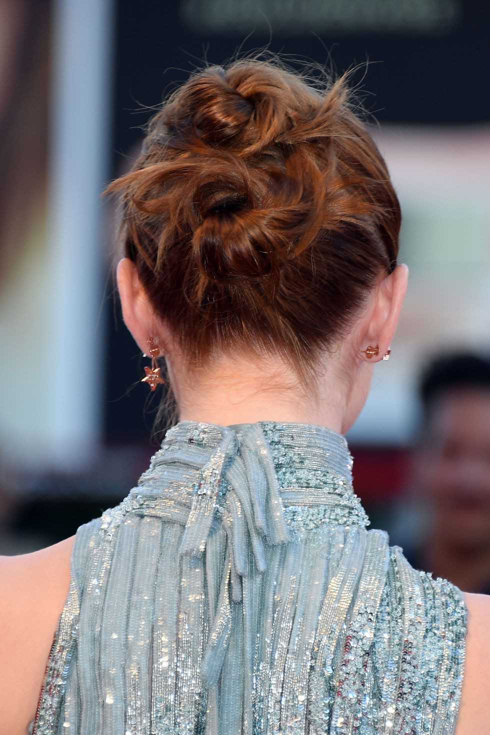 Kiểu tóc hai búi cao trông thật gọn gàng mà vẫn xinh đẹp.