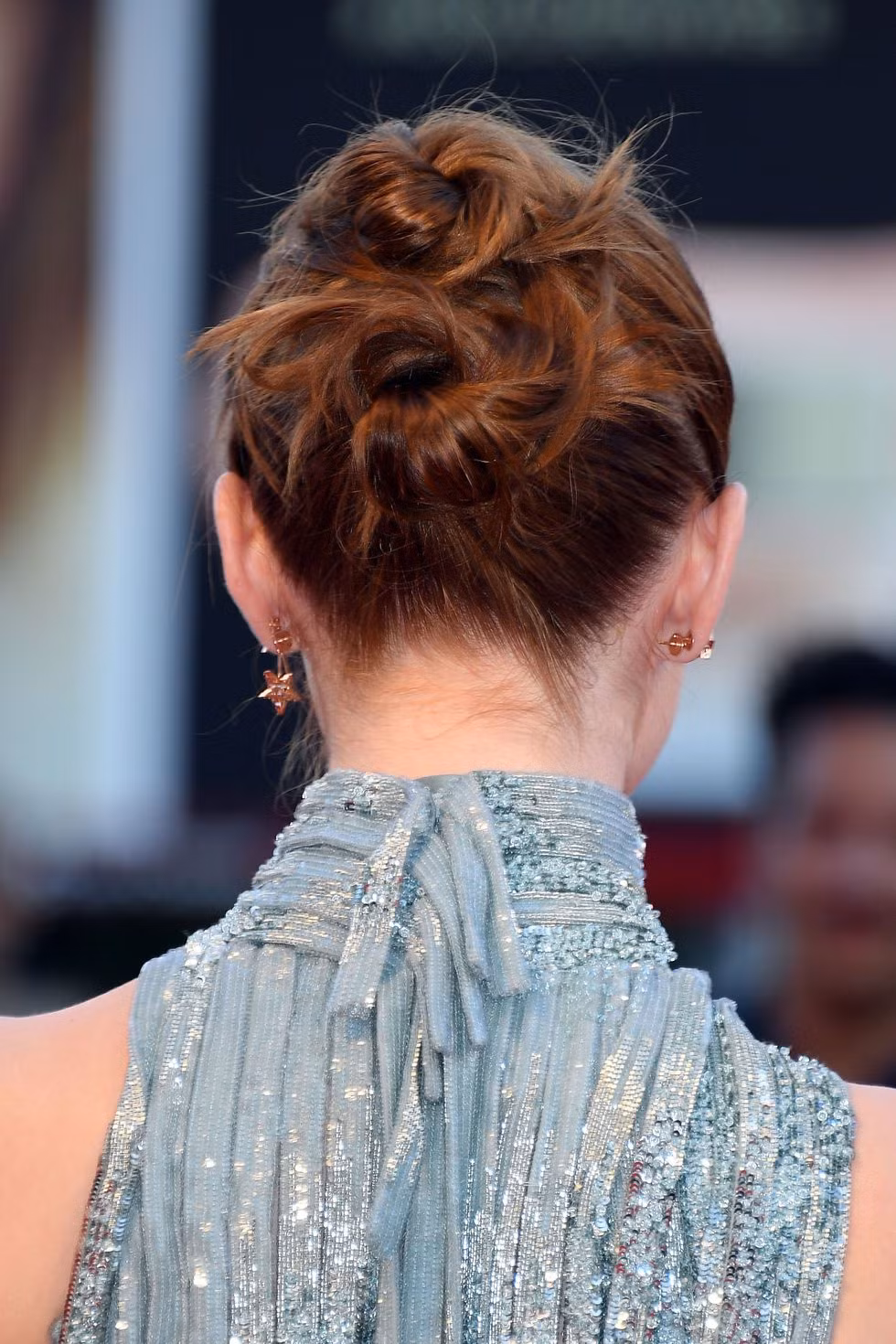 Kiểu tóc hai búi cao trông thật gọn gàng mà vẫn xinh đẹp.