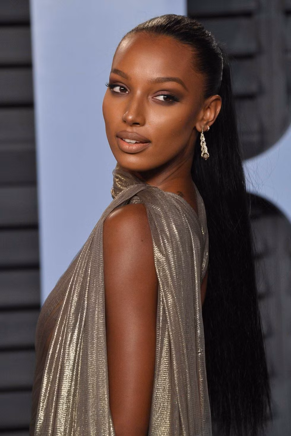 Tóc đuôi ngựa dài chính là kiểu tóc mùa hè mát mẻ và cá tính cho những cô nàng tóc dài.