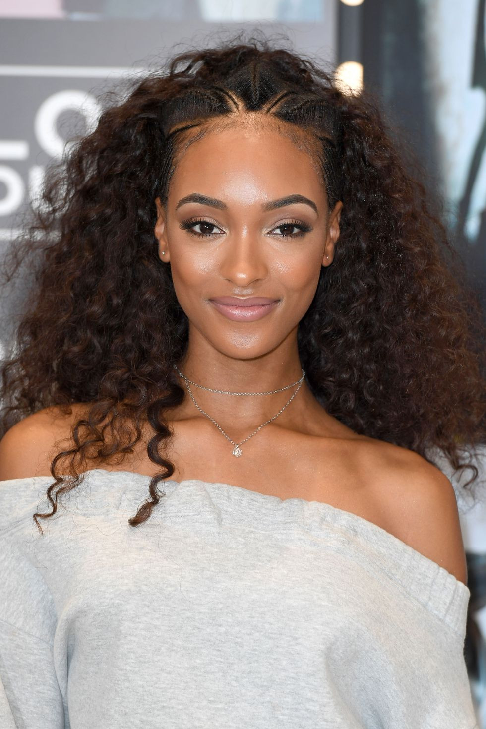 Tóc xoăn tết mái hợp với các cô nàng cá tính.