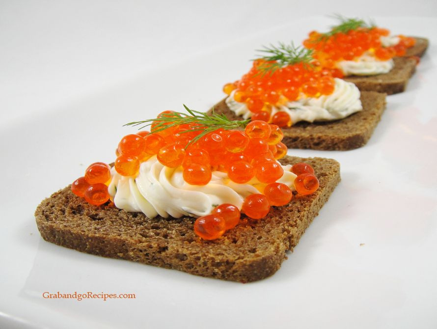 Một trong những cách thưởng thức trứng cá hồi được nhiều người yêu thích là ăn kèm với món sushi cuộn. Ảnh: Internet. 