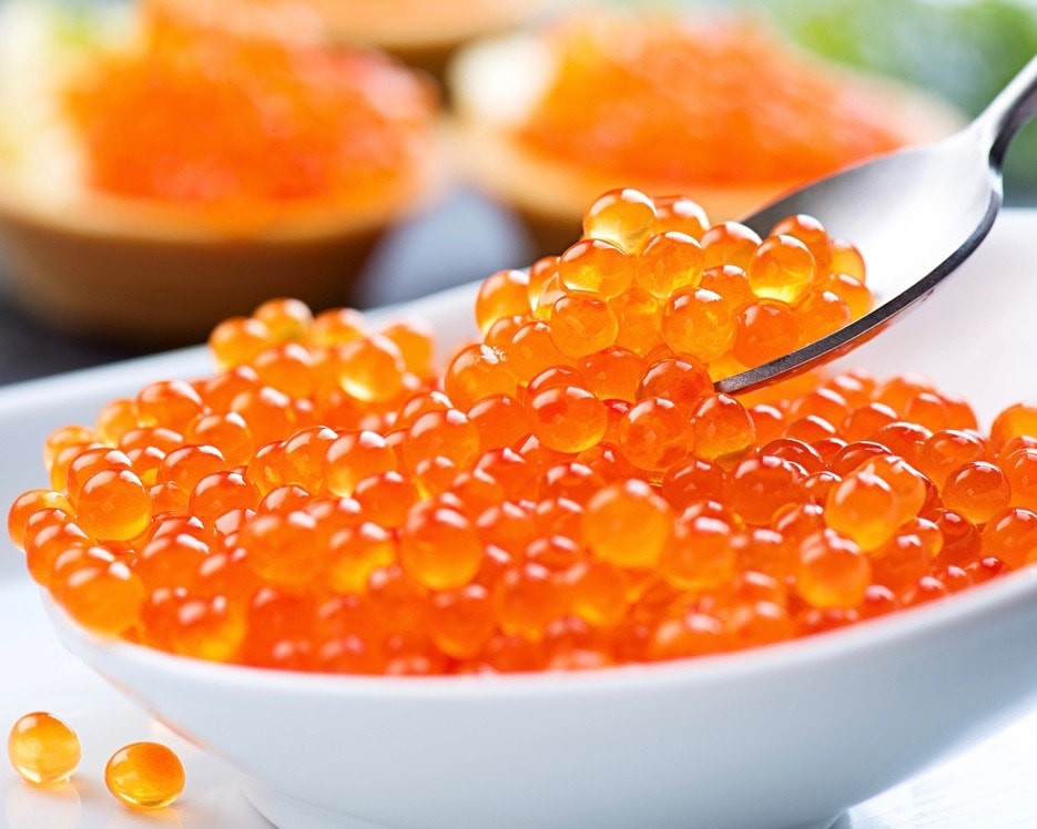 Những người sành ăn không nhai trứng cá mà chỉ nén nó lại trong miệng, giữ lưỡi trên vòm miệng và nuốt. Họ cũng thường thưởng thức trứng cá với champagne thuần chất.