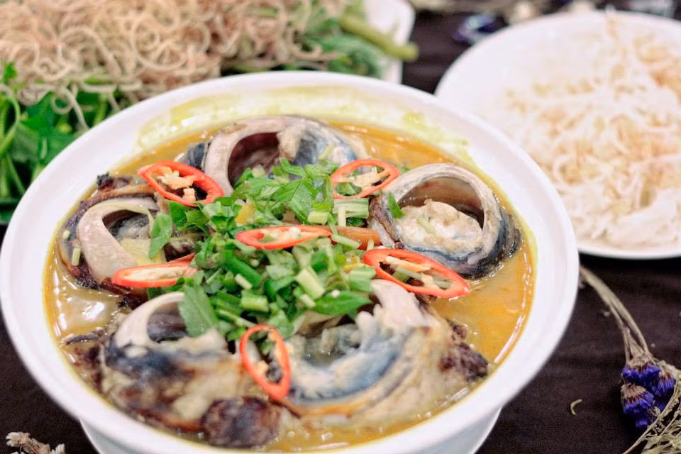 Món đặc sản Phú Yên bổ dưỡng này không phải ai cũng dám thử ngay lần đầu tiên. Món mắt cá ngừ gắn liền với đời sống ẩm thực của người dân Tuy Hòa, Phú Yên.