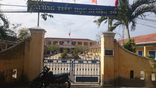 Trường tiểu học Dương Nổ khóa kín cổng trong ngày 22.2. Ảnh: Trần Hòe.