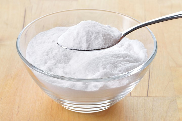 Baking soda: Cho hai muỗng canh bột baking soda vào chậu nước ấm, ngâm chân trong khoảng 15 phút. Sau đó, lau khô chân rồi mát xa bằng dầu dừa hoặc dầu ôliu, mang tất khi ngủ.