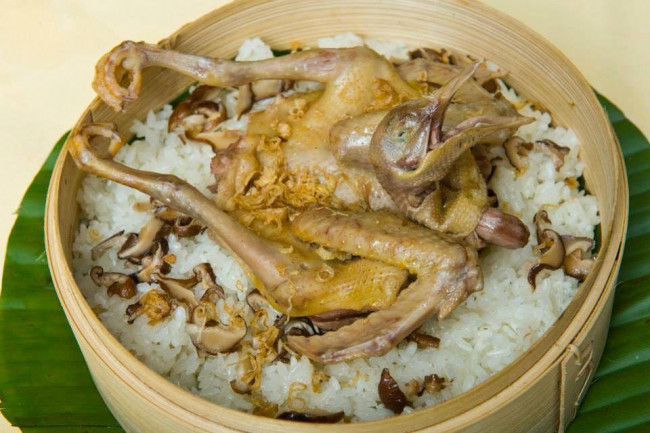 Xôi chim Mường Thanh - Điện Biên: Đến Tây Bắc mùa lúa chín, bạn hãy thưởng thức món xôi chim ngon tuyệt của người dân tộc. Xôi chim được bày trên mâm có nắp đậy để giữ xôi luôn ấm và mềm. Sở dĩ xôi chim dẻo thơm bởi hạt nếp nương sau hai lần đồ bằng chõ gỗ và béo ngọt nhờ vị thịt chim câu mới ra ràng.