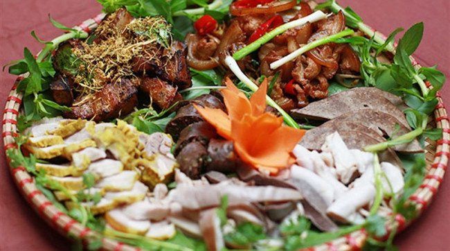 Lợn được nuôi thả tự nhiên nên thịt rất chắc, ngọt và thơm chẳng khác nào thịt lợn rừng. Bởi lợn cắp nách nhỏ con nên cũng rất nạc, có thể dễ dàng chế biến thành nhiều món ăn ngon. Dù hấp, nướng, hun khói, xào hay luộc thì thịt vẫn ngon. Thịt lợn cắp nách vừa thơm, thịt chắc nịch lại không béo ngậy, dù gắp phải miếng mỡ.