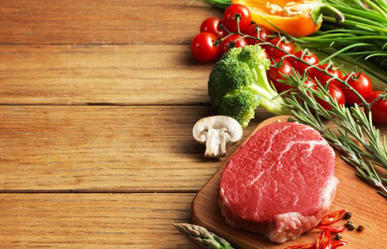 Thịt nạc và các loại rau quả giúp mắt sáng và khỏe mạnh. Ảnh minh họa.