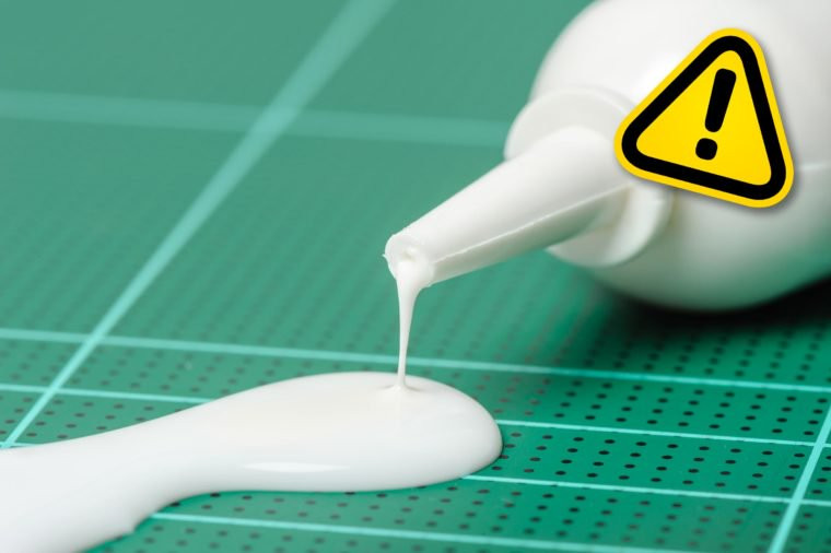 Lấy keo dán để loại bỏ mụn đầu đen ngoài nguy cơ bị dính vào mắt, loại keo này có thể làm cho da bạn bị kích ứng và xấu đi.