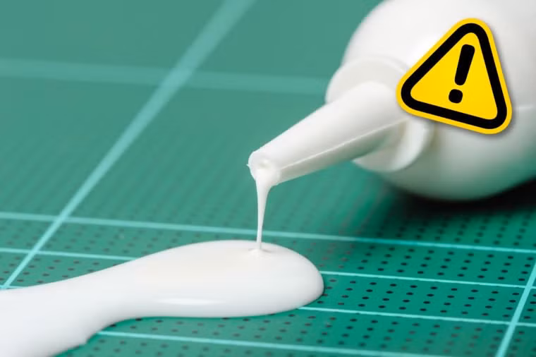 Lấy keo dán để loại bỏ mụn đầu đen ngoài nguy cơ bị dính vào mắt, loại keo này có thể làm cho da bạn bị kích ứng và xấu đi.