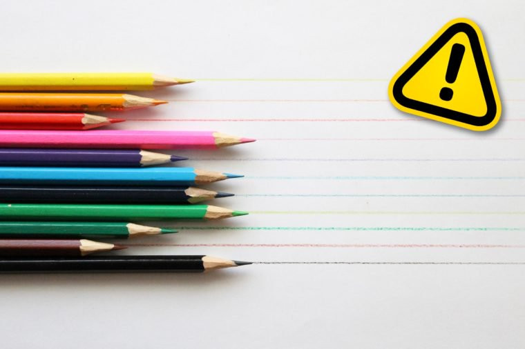Dùn chì màu để trang điểm là điều bạn nên tránh bởi có thể chứa hàm lượng chì cao.