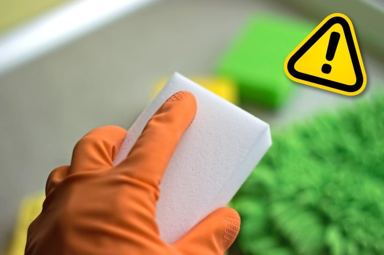 Đừng bao giờ sử dụng miếng bọt biển để tẩy các vết rám nắng. Các miếng bọt biển không chỉ có mài mòn, mà còn chứa các hóa chất không nên đặt lên làn da mỏng manh.