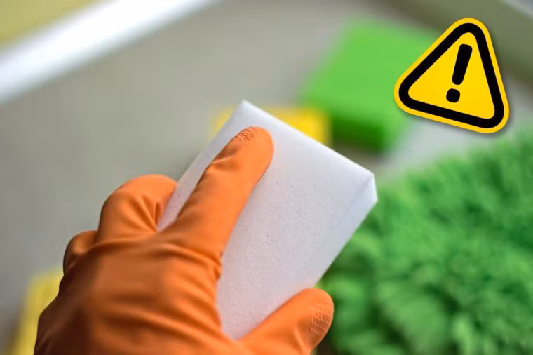 Đừng bao giờ sử dụng miếng bọt biển để tẩy các vết rám nắng. Các miếng bọt biển không chỉ có mài mòn, mà còn chứa các hóa chất không nên đặt lên làn da mỏng manh.