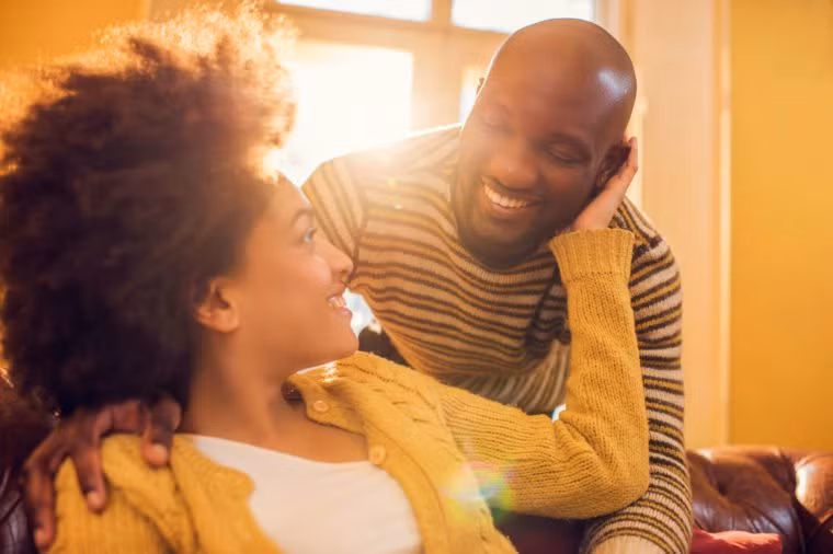 Hôn giúp thư giãn: Các báo cáo khoa học nói rằng hôn làm tăng nồng độ oxytocin, hóa chất làm dịu cơ thể tự nhiên.