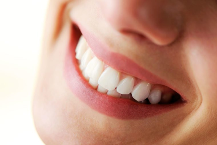 Hôn giúp răng miệng sạch sẽ: Nụ hôn có tác dụng như kem đánh răng vậy, có thể ngăn ngừa sâu răng và mảng bám. Do khi hôn, một lượng lớn nước bọt lớn được tiết ra và trong nước bọt có chứa canxi và phốt pho, đều có tác dụng ngăn ngừa sâu răng.