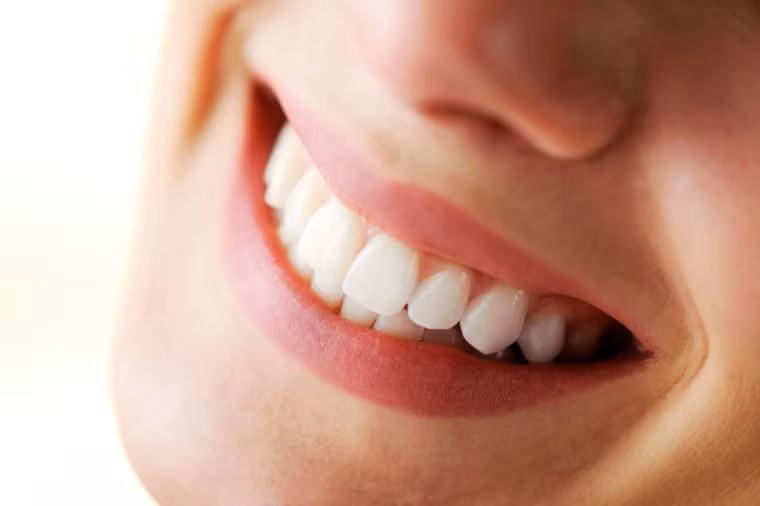 Hôn giúp răng miệng sạch sẽ: Nụ hôn có tác dụng như kem đánh răng vậy, có thể ngăn ngừa sâu răng và mảng bám. Do khi hôn, một lượng lớn nước bọt lớn được tiết ra và trong nước bọt có chứa canxi và phốt pho, đều có tác dụng ngăn ngừa sâu răng.