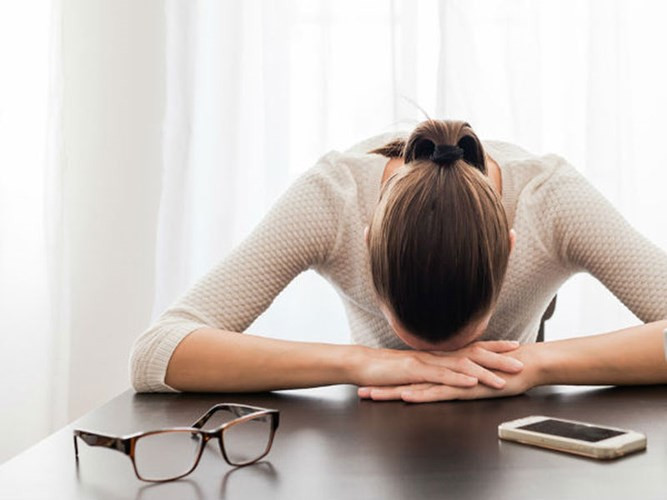 Mệt mỏi: Áp dụng chế độ dinh dưỡng giàu protein và cắt bỏ hoàn toàn carb có thể tác động lâu dài tới tâm trạng của bạn. Tăng lượng protein tiêu thụ có khả năng làm bạn dễ dàng cáu gắt và mệt mỏi.