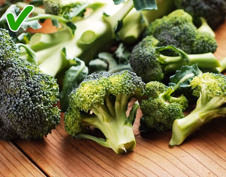 Bông cải xanh có hàm lượng cao các hợp chất chứa lưu huỳnh, giúp giải độc cho các cơ quan trong cơ thể (bao gồm cả tuyến tụy) và giảm nguy cơ ung thư tuyến tụy. Hợp chất apigenin flavonoid trong bông cải xanh cũng có khả năng bảo vệ các mô trong cơ quan này.