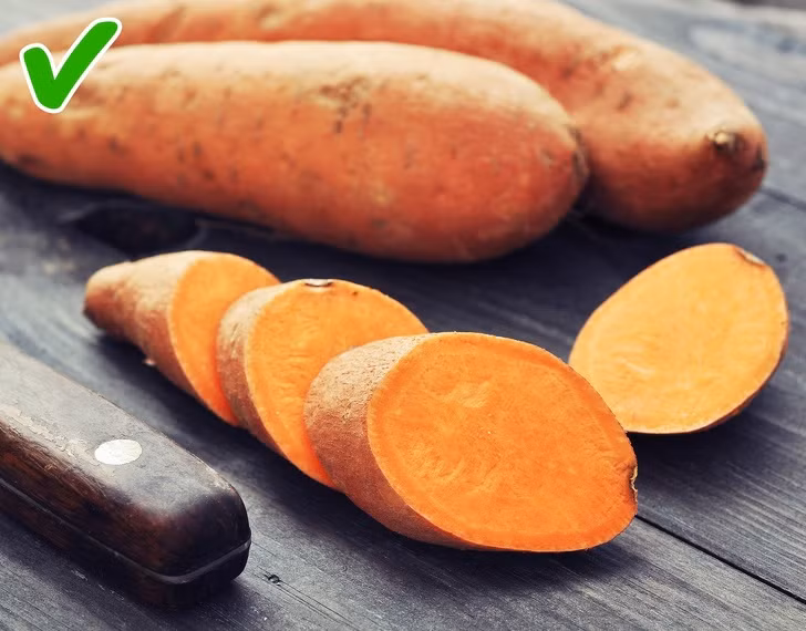 Khoai lang chứa beta-carotene, chất chống oxy hóa mạnh mẽ và có tác dụng tích cực với tuyến tụy. Khoai lang làm giảm nguy cơ ung thư tuyến tụy lên đến 50%. Nó cũng giúp ổn định lượng đường trong máu bằng cách giải phóng đường từ từ vào máu.