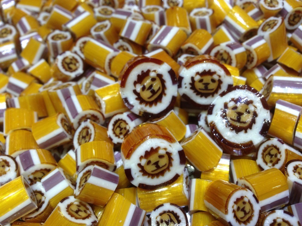 Do vậy, Sticky Shop còn nhận sản xuất kẹo cứng đa sắc này làm quà cho tiệc cưới hay sự kiện. 