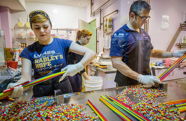 Để tạo màu sắc cho viên kẹo, người ta thường thêm phẩm màu trộn cùng đường.