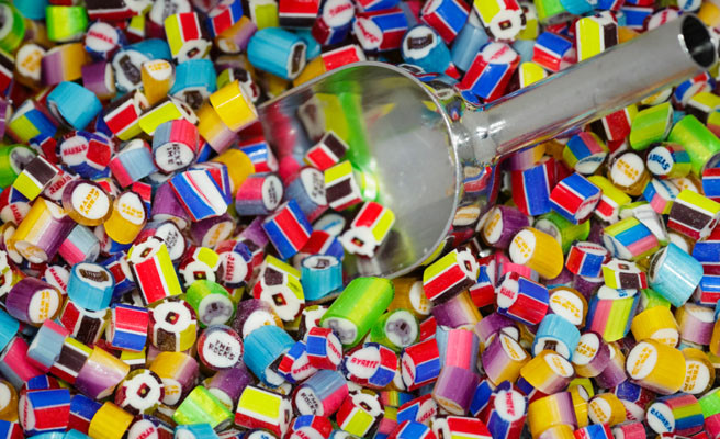 Sau đó, người thợ sẽ kéo dài viên kẹo và lăn tròn để cắt nhỏ thành từng viên.