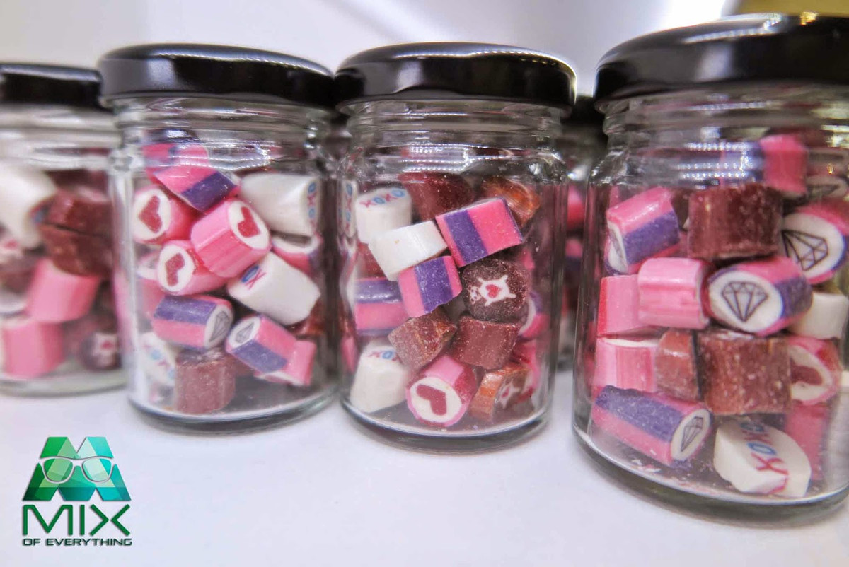 Nhiều du khách đến cửa hàng không chỉ vì mua kẹo mà còn muốn chiêm ngưỡng quá trình làm kẹo handmade vô cùng tinh xảo.