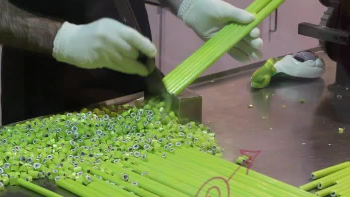 Các hỗn hợp đường được nhào bằng máy sao cho chúng thật dẻo và càng dai càng tốt.