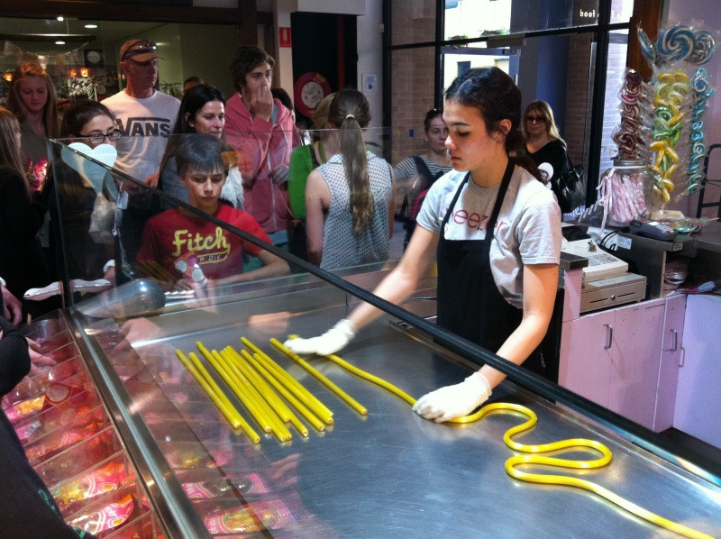 Thành phần chính của kẹo Rock Candy là đường và sữa. Đường được nấu ở nhiệt độ 160 độ C để tạo thành hỗn hợp sệt, quánh đều. Sau đó, người ta đổ đường vẫn còn đang nóng vào một chiếc khuôn to.