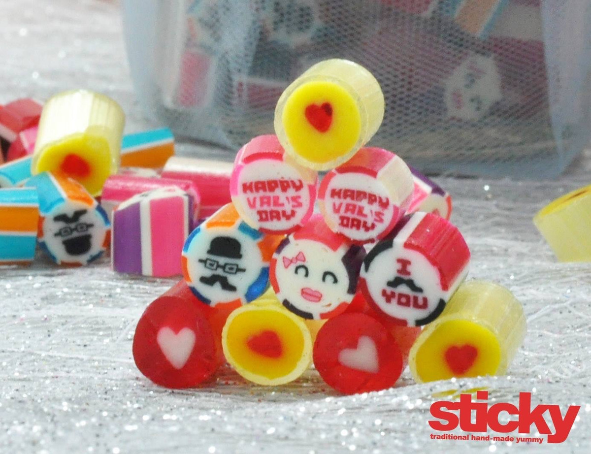 Những viên kẹo mặt cười xinh xắn hay những hình trái tim ngọt ngào. Ảnh: Internet.