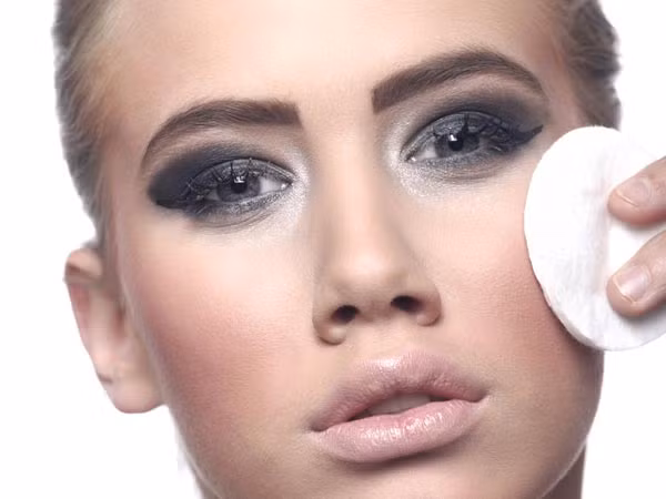 Tẩy trang quá mạnh cũng có thể gây tổn thương da dưới mắt, dẫn đến sự đổi màu thâm. Do vậy, bạn cần tẩy trang một cách nhẹ nhàng để ngăn ngừa thâm mắt.