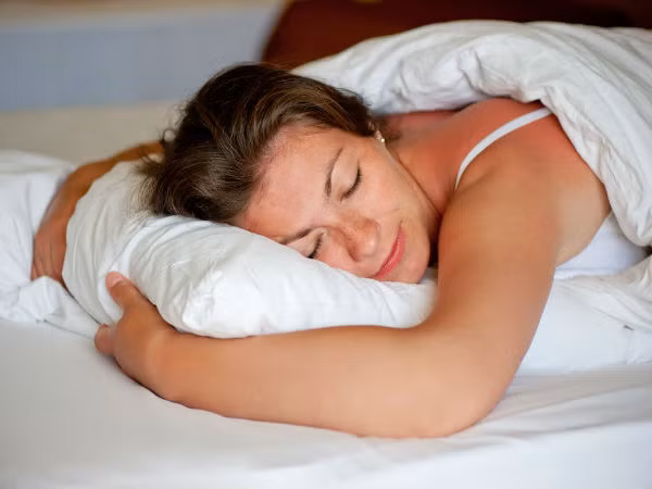 Nằm úp có thể gây ra sự lưu giữ chất lỏng dưới mắt dẫn đến quầng thâm khó coi và nổi bật. Vì vậy, bạn nên ngủ nghiêng bên trái để thúc đẩy tuần hoàn máu và ngăn ngừa các vấn đề như quầng thâm và mắt sưng.