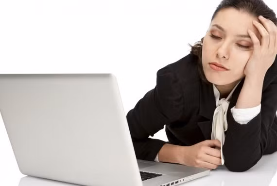 Các bức xạ từ máy tính tác hại không kém gì tia nắng mặt trời. Do đó, nếu bạn ngồi máy tính quá lâu thì làn da, đặc biệt là vùng da quanh mắt trở nên xỉn màu là điều dễ hiểu. Ảnh: Boldsky.