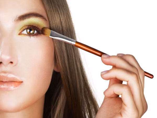 Không tẩy trang vùng mắt là một thói quen phổ biến gây quầng thâm dưới mắt. Ngoài ra, nó có thể làm da quanh mắt nhăn nheo hơn.