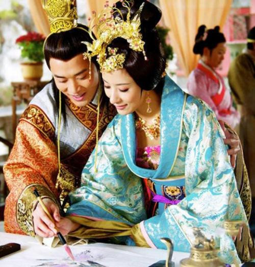 Moi tinh dien loan giua Hoang de va vu nuoi gia chan dong-Hinh-2