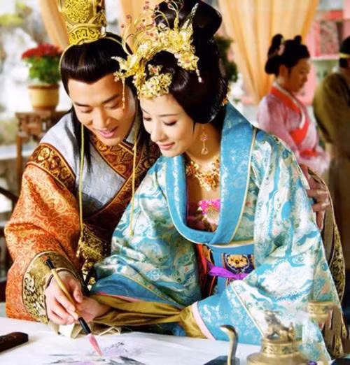 Moi tinh dien loan giua Hoang de va vu nuoi gia chan dong-Hinh-2