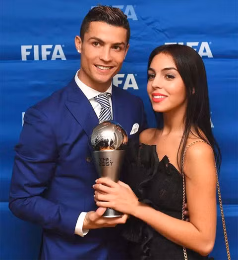 Nhờ vóc dáng gợi cảm, cô luôn xinh đẹp bên bạn trai.