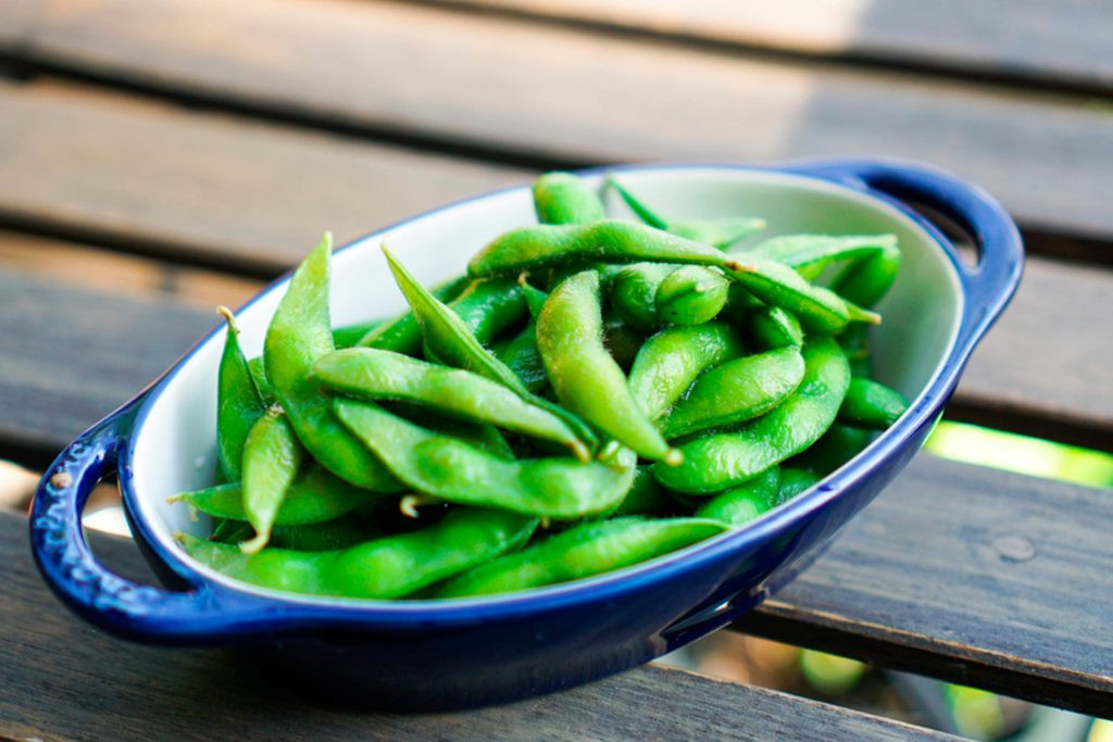 Đậu tương chứa isoflavones, giúp giảm cholesterol, hạ huyết áp và thậm chí giảm nguy cơ ung thư tuyến tiền liệt ở nam giới.